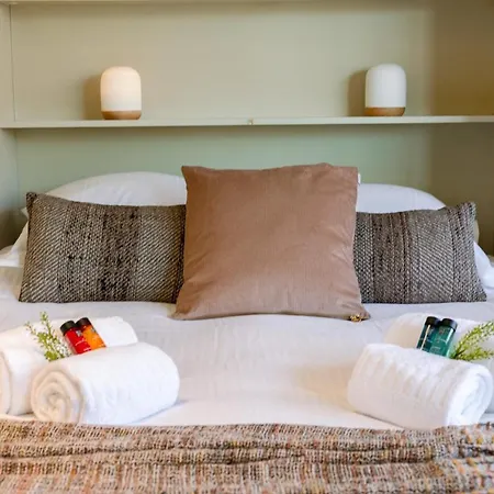 Stunning Studio With Open Lateral Seaview, Indoor Pool & Parking דירה