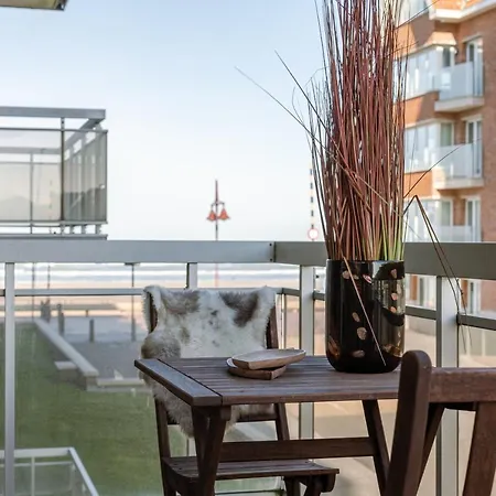 Stunning Studio With Open Lateral Seaview, Indoor Pool & Parking דירה דה האן