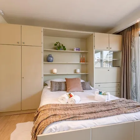 Stunning Studio With Open Lateral Seaview, Indoor Pool & Parking דירה *
