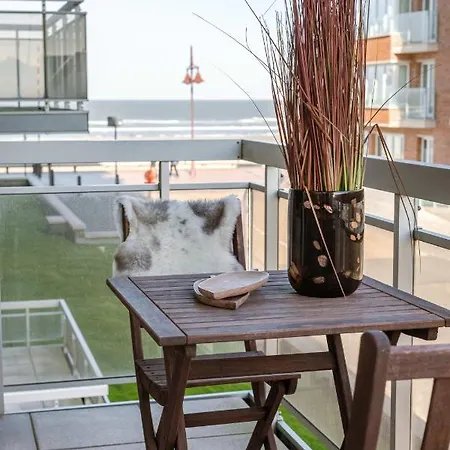 Stunning Studio With Open Lateral Seaview, Indoor Pool & Parking