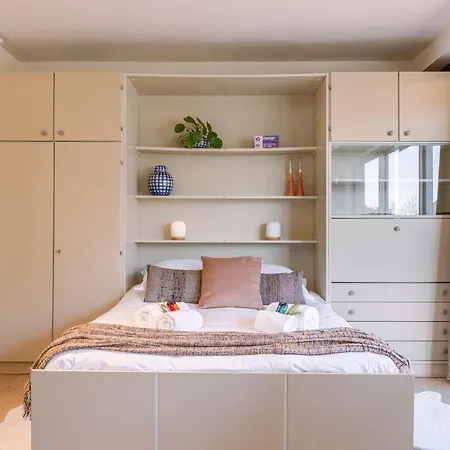 Stunning Studio With Open Lateral Seaview, Indoor Pool & Parking דירה דה האן