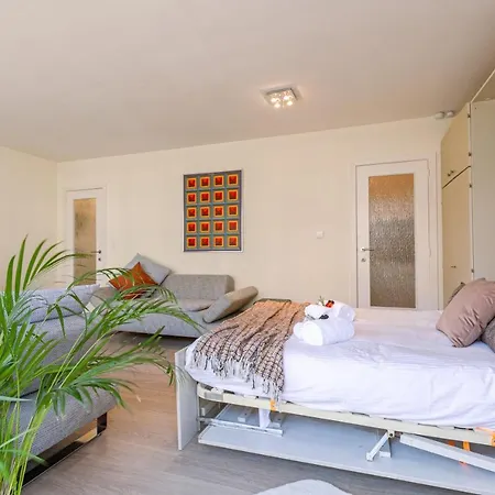 Stunning Studio With Open Lateral Seaview, Indoor Pool & Parking *